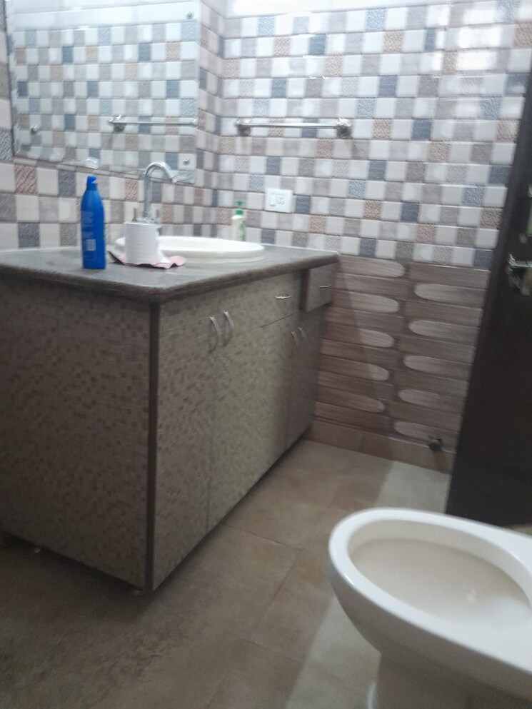 Bathroom, sector 23a 3 Bedroom 263 Sq.Yd. Builder Floor In Sector 23a Gurgaon 8750414