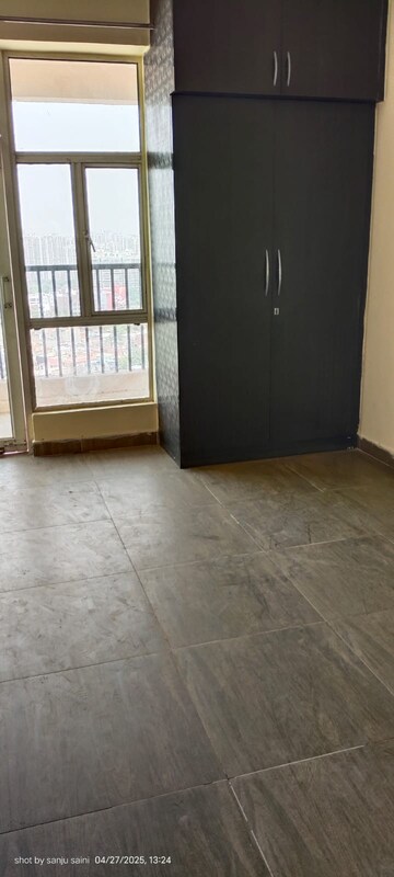 Room in 2 BHK Apartment at Gaur City 2 - 16th Avenue, Sector 16c Greater Noida – for Rent