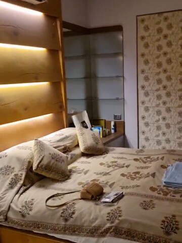 Room in 4 BHK Apartment at Dhoot Time Residency, Sector 63 – for Rent