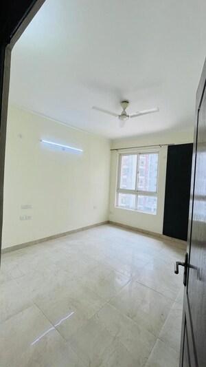 Room in 2 BHK Apartment at Gaur Yamuna City Gaur Suites, Gaur Yamuna City – for Sale