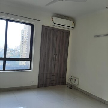 Room in 3 BHK Apartment at Unitech Fresco, Sector 50 – for Rent