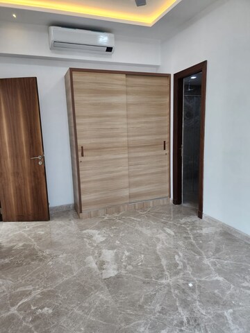 Room in 3 BHK Apartment at Indiabulls Blu, Worli – for Rent