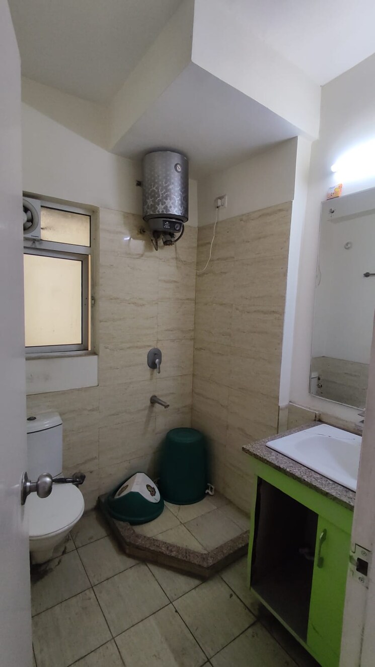 Bathroom, moti nagar 3 Bedroom 1637 Sq.Ft. Apartment In Moti Nagar Delhi 8750764
