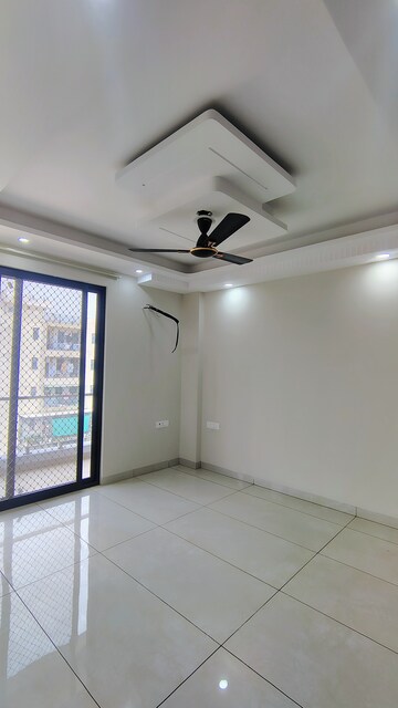 Room in 3 BHK Builder Floor at Hong Kong Bazaar, Sector 57 – for Rent