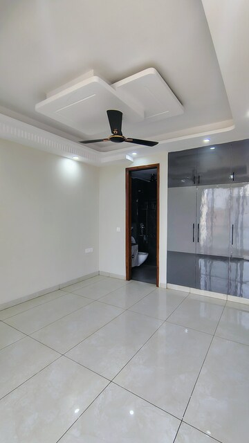 Bedroom in 3 BHK Builder Floor at Hong Kong Bazaar, Sector 57 – for Rent
