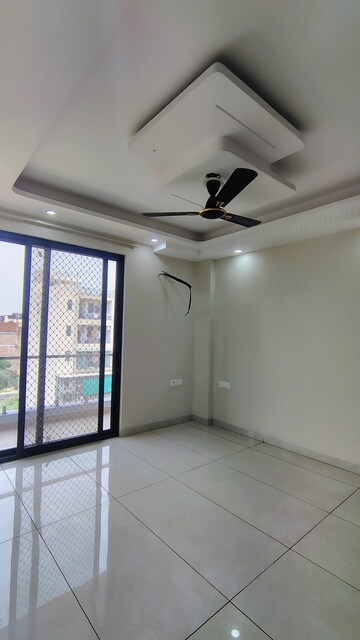 Room in 3 BHK Builder Floor at Hong Kong Bazaar, Sector 57 – for Rent