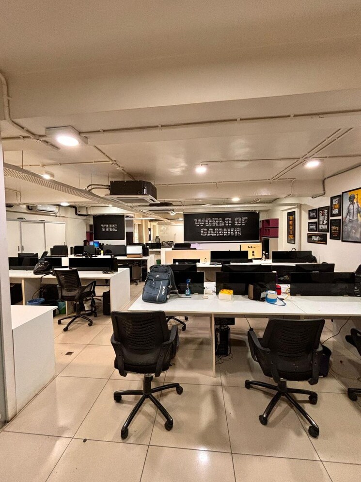 Team Area, parshwanath-business-park Commercial Office Space 2769 Sq.Ft. In Prahlad Nagar Ahmedabad 8751016