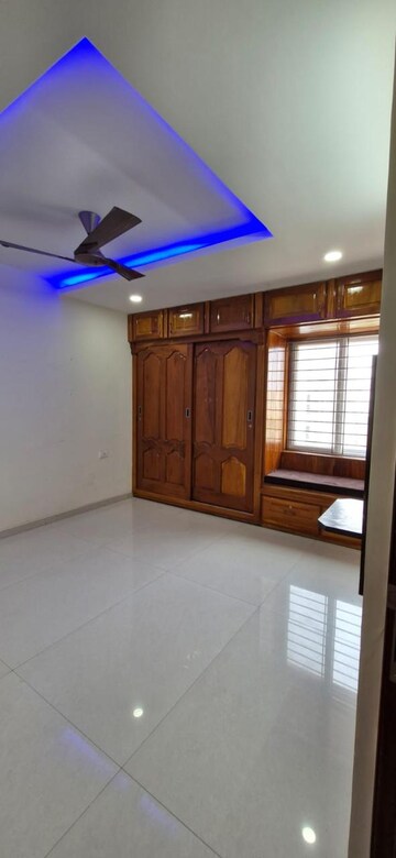 Room in 3 BHK Builder Floor at Kondapur – for Rent