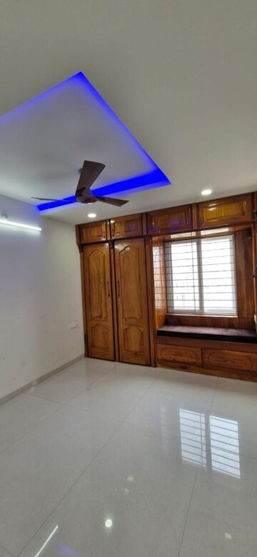 Room in 3 BHK Builder Floor at Kondapur – for Rent