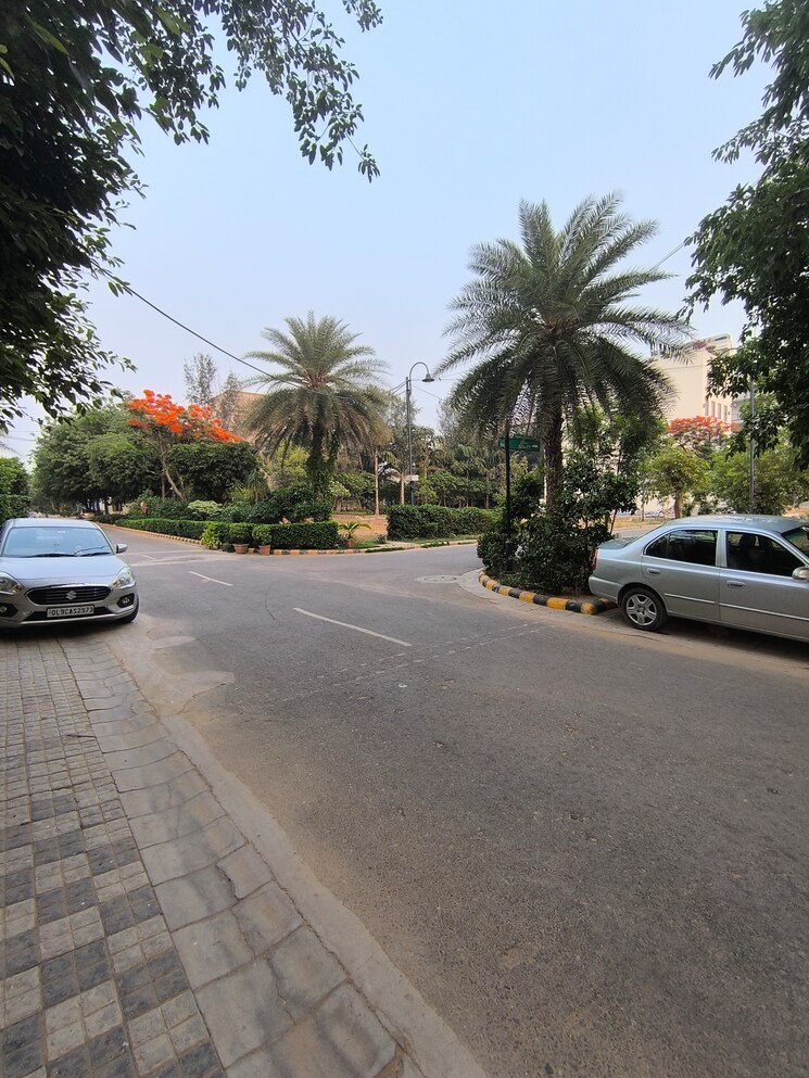  Parking, dlf-city-phase-iv  1800 Sq.Ft. Plot In Dlf Phase iv Gurgaon 8751076