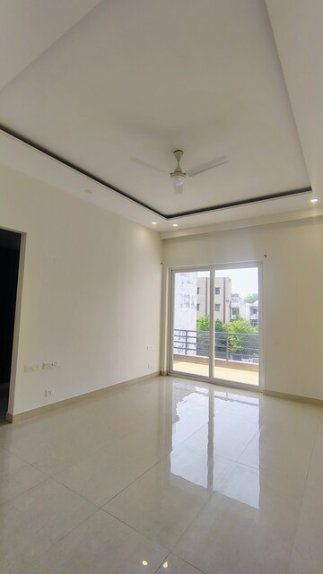 Room in 3 BHK Builder Floor at Hong Kong Bazaar, Sector 57 – for Rent