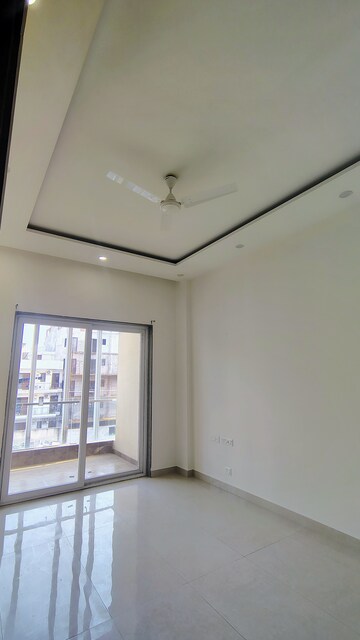 Room in 3 BHK Builder Floor at Hong Kong Bazaar, Sector 57 – for Rent