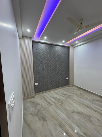Room in 2.5 BHK Builder Floor at Deep Homes Sector 73, Sector 73 – for Rent