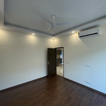 Room in 3 BHK Builder Floor at BPTP Amstoria, Sector 102 – for Sale