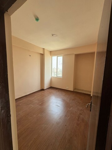 Room in 3 BHK Apartment at Amrapali Crystal Homes, Sector 76 – for Rent