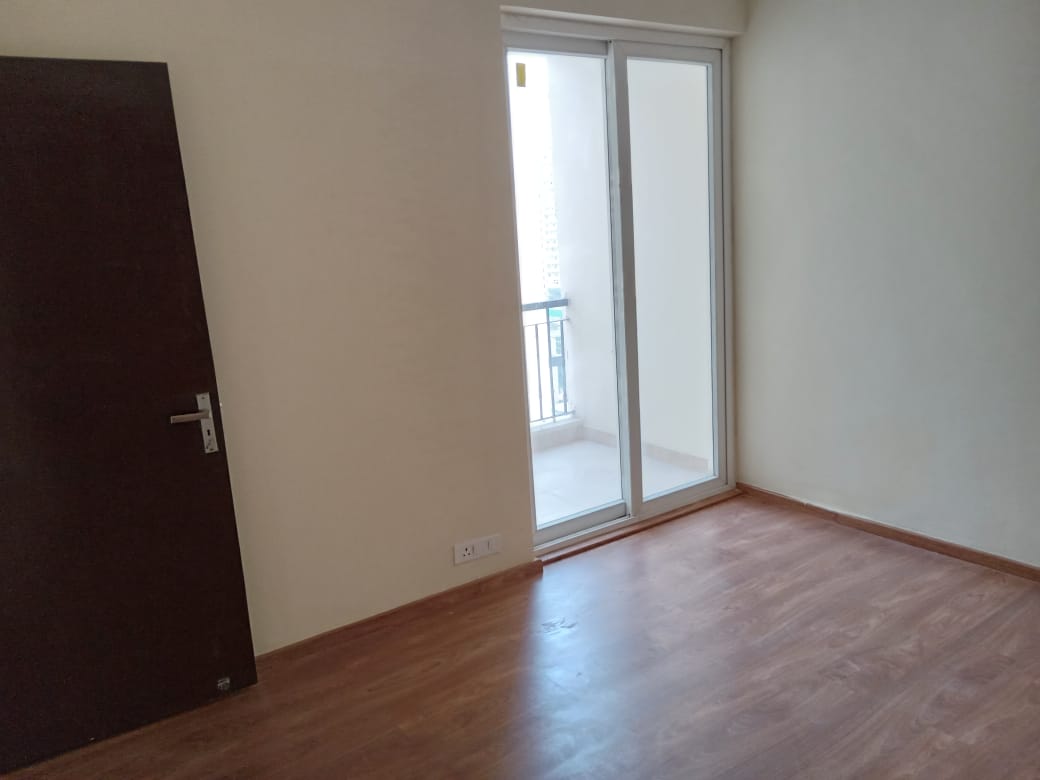 3 BHK + Servant Room Apartment For Sale in Amrapali Leisure Park