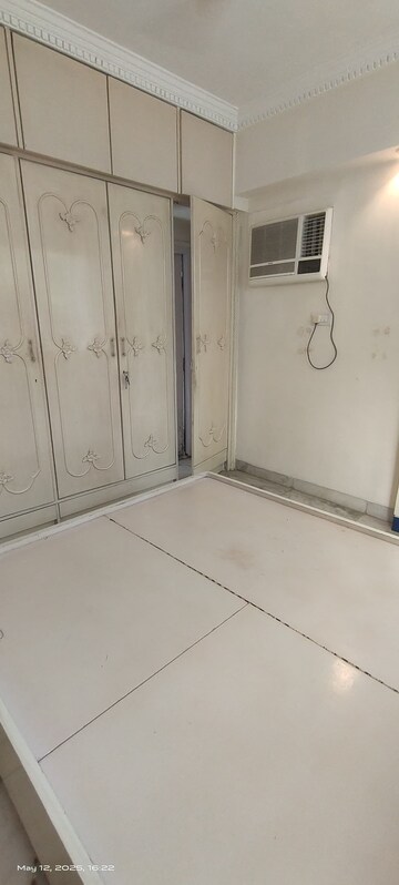 Room in 3 BHK Apartment at Khar West – for Rent