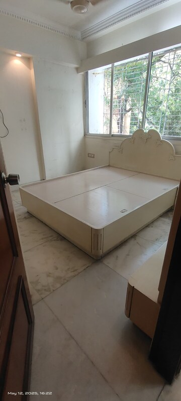 Room in 3 BHK Apartment at Khar West – for Rent