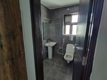 Bathroom in 4 BHK Builder Floor at Uday Arden 45, Sector 45 – for Rent