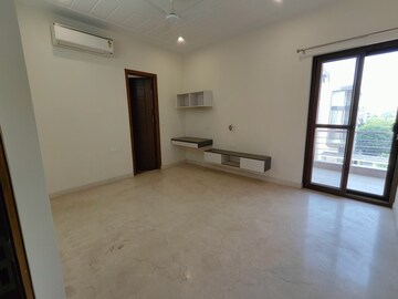 Room in 3 BHK Builder Floor at Uday Arden 45, Sector 45 – for Rent