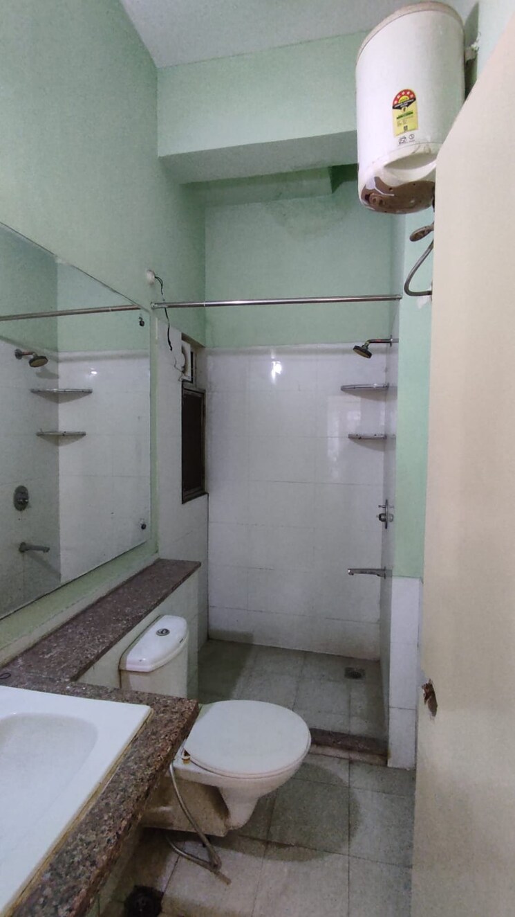 Bathroom, moti nagar 3 Bedroom 1650 Sq.Ft. Apartment In Moti Nagar Delhi 8752110