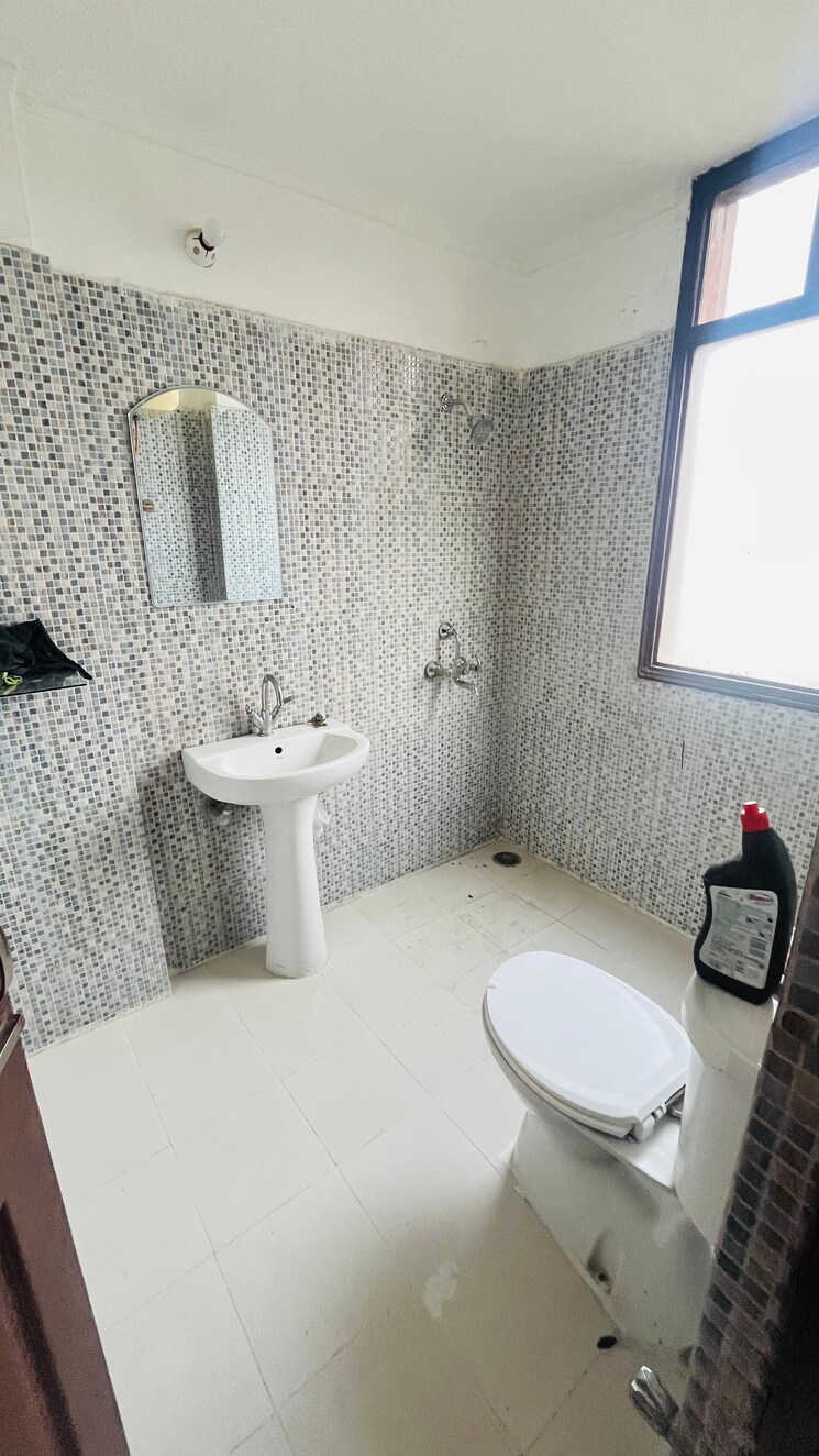 Bathroom, maya-garden-city 3 Bedroom 1852 Sq.Ft. Apartment In Lohgarh Zirakpur 8752398