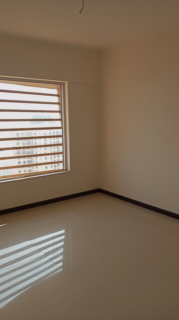 Room in 3 BHK Apartment at Soham Tropical Lagoon, Ghodbunder Road – for Rent