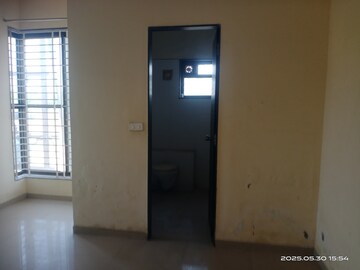 Room in 3 BHK Apartment at Sama Savli Road – for Rent