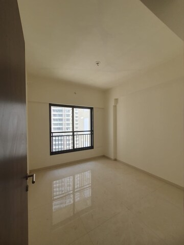 Room in 3 BHK Apartment at Runwal The Sanctuary, Mulund West – for Rent