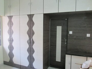 Room in 1 BHK Apartment at Shree Sai Complex, Prabhadevi – for Rent