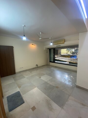 Room in 2 BHK Apartment at Santacruz West – for Rent