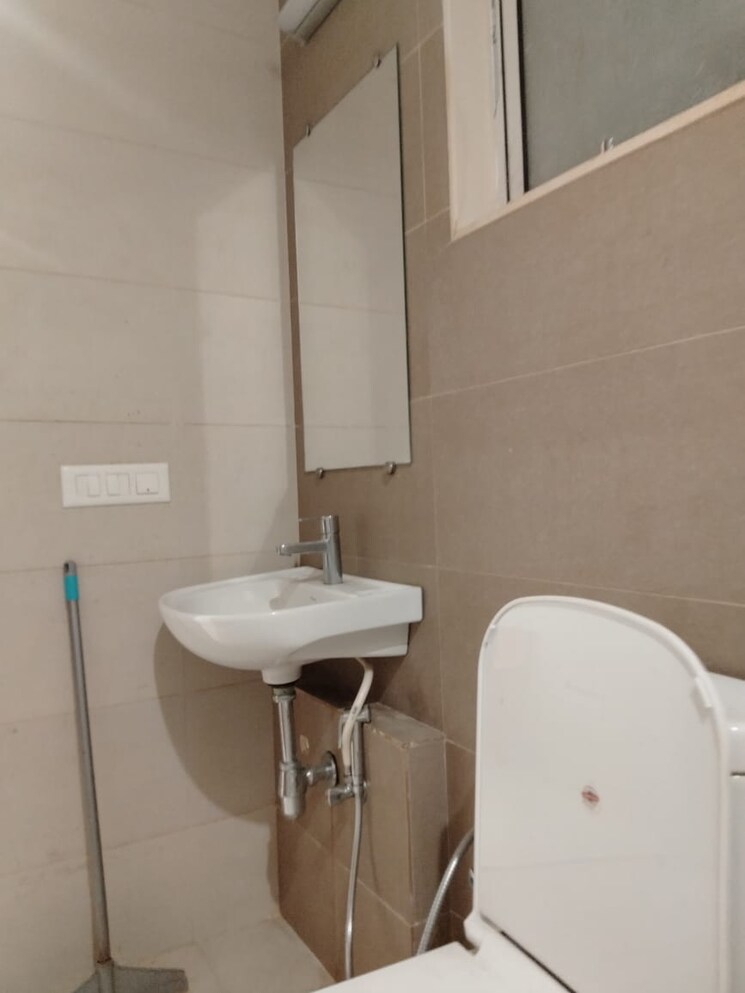 Bathroom, dudhawala-proxima-residences 2 Bedroom 867 Sq.Ft. Apartment In Andheri East Mumbai 8753068