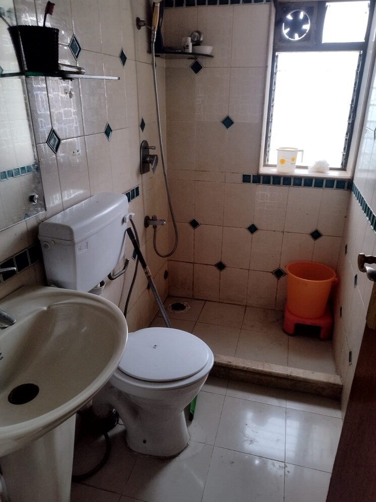 Bathroom, juhu 2 Bedroom 750 Sq.Ft. Apartment In Juhu Mumbai 8753079