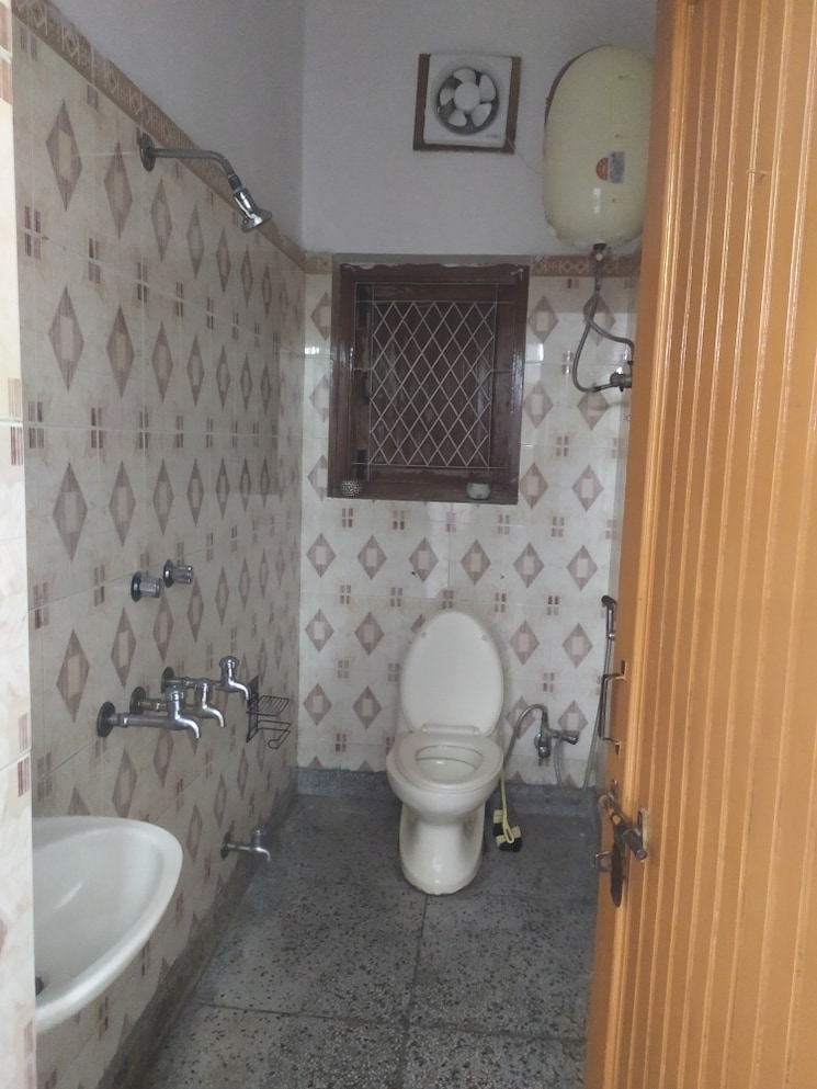 Bathroom, rwa-flats-pocket-40 1 Bedroom 800 Sq.Ft. Builder Floor In Kalkaji Delhi 8753162