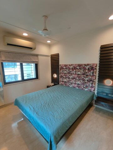 Bedroom in 2 BHK Apartment at Navsonarbala Annexe, Bandra West – for Rent