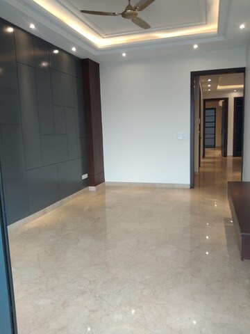 Room in 3 BHK Builder Floor at DLF Building 10, Dlf Phase ii – for Rent