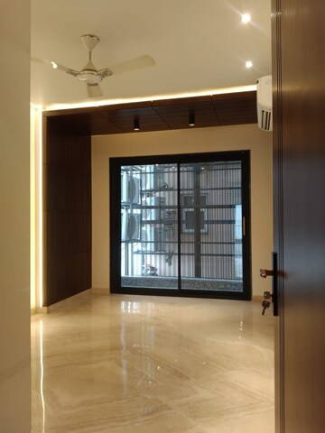 Room in 3 BHK Builder Floor at DLF Building 10, Dlf Phase ii – for Rent
