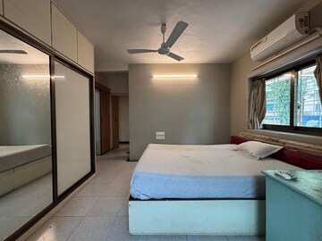 Bedroom in 2 BHK Apartment at Sholay CHS, Andheri West – for Rent