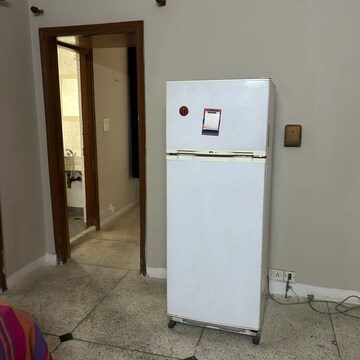 Room in 3 BHK Apartment at Unitech Palms, South City 1 – for Rent