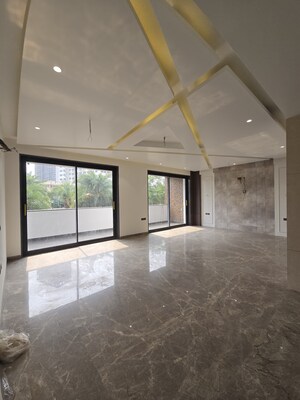 Parking in 4 BHK Builder Floor at Emaar Emerald Nuevo, Sector 65 – for Sale