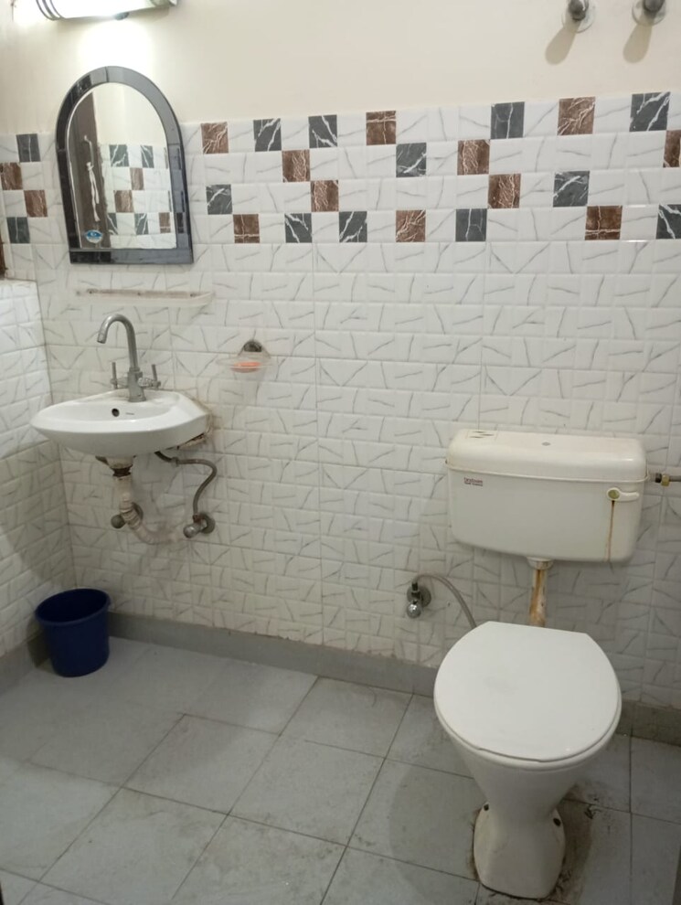 Bathroom, sarita-vihar-pocket-c-rwa 1 RK 400 Sq.Ft. Apartment In Sarita Vihar Delhi 8753764