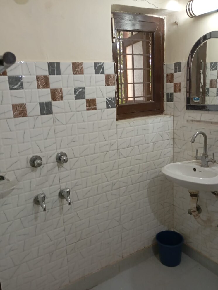 Bathroom, sarita-vihar-pocket-c-rwa 1 RK 400 Sq.Ft. Apartment In Sarita Vihar Delhi 8753764