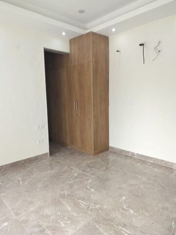 Room in 3 BHK Builder Floor at Sector 30 – for Rent