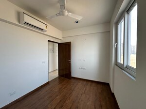 Room in 4 BHK Builder Floor at Unitech Woodstock Floors, Sector 50 – for Sale