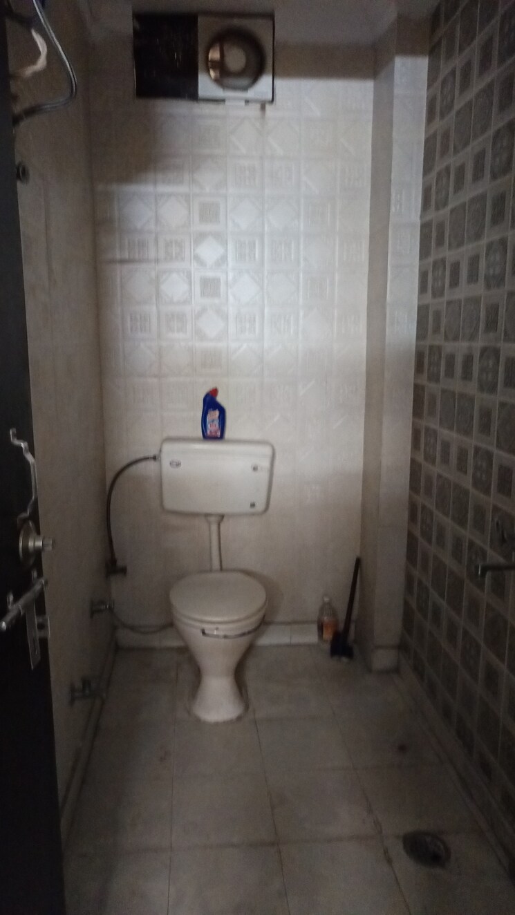 Bathroom, patel nagar 1 RK 300 Sq.Ft. Builder Floor In Patel Nagar Delhi 8753824