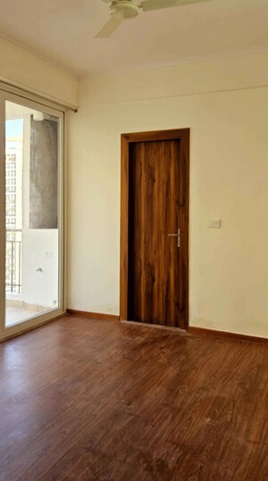 Room in 3 BHK Apartment at Amrapali Golf Homes, Sector 4 Greater Noida – for Sale