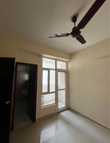 Room in 3 BHK Apartment at Amrapali Golf Homes, Sector 4 Greater Noida – for Rent