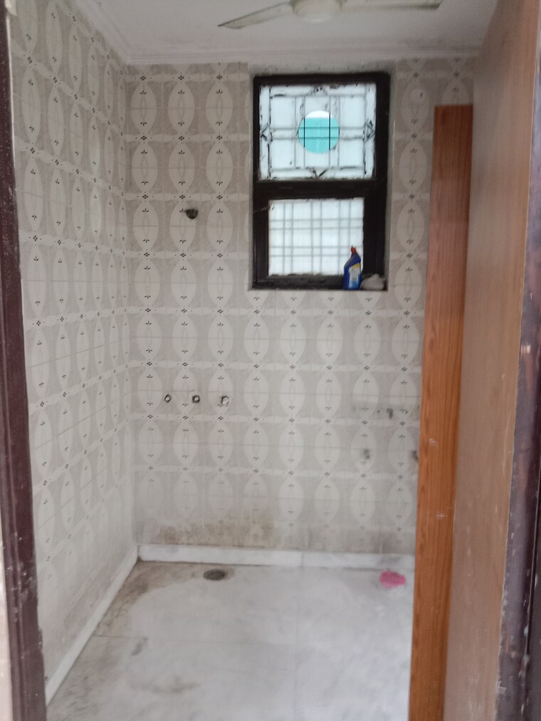 Bathroom, green fields colony 3 Bedroom 1500 Sq.Ft. Builder Floor In Green Fields Colony Faridabad 8754075