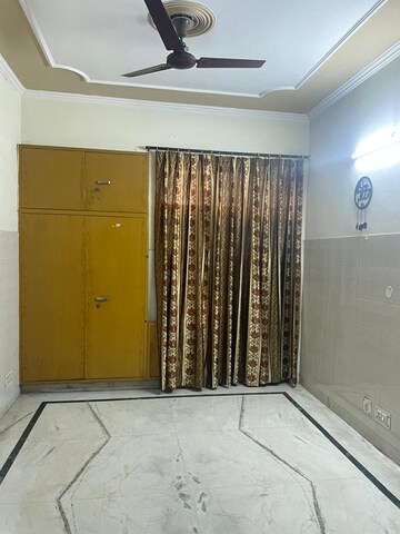 Building Lobby in 1 BHK Builder Floor at Ansal Plaza Sector-23, Sector 23 – for Rent