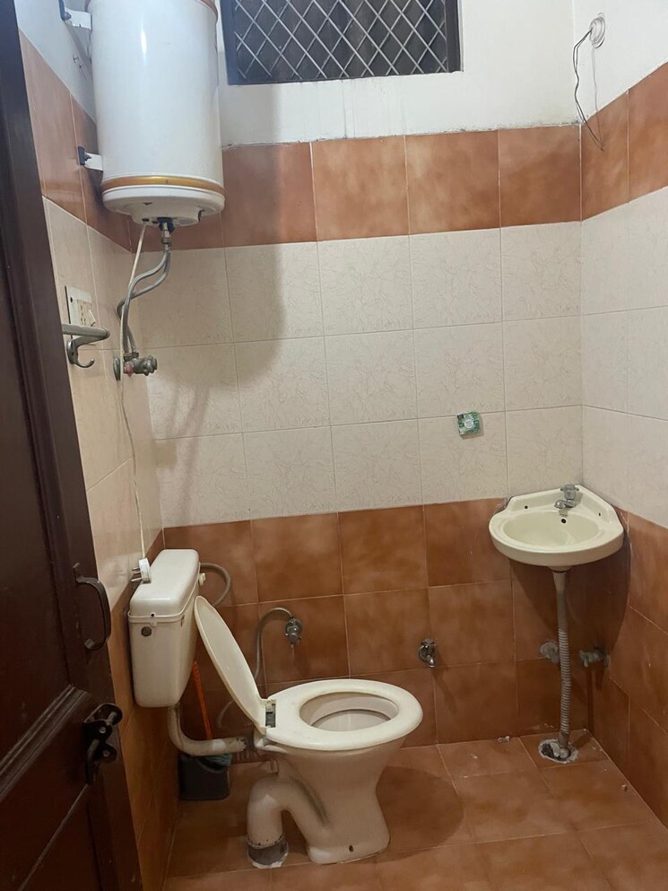 Bathroom, ansal-plaza-sector-23 1 Bedroom 450 Sq.Ft. Builder Floor In Sector 23 Gurgaon 8754164